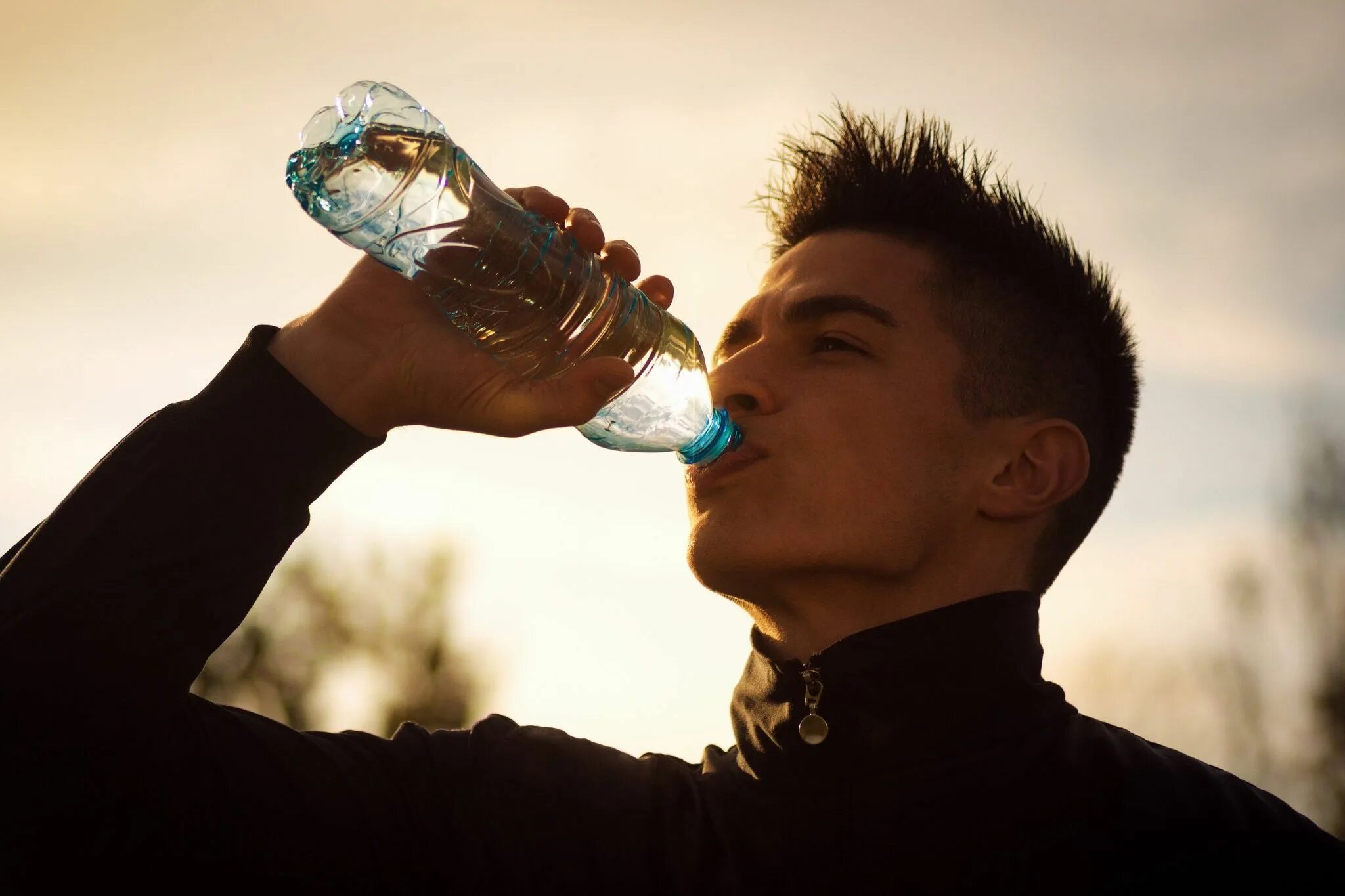 У друга пить воду. Обильное питье. Человек пьет воду. Человек пьет воду Эстетика. Вода и человек.