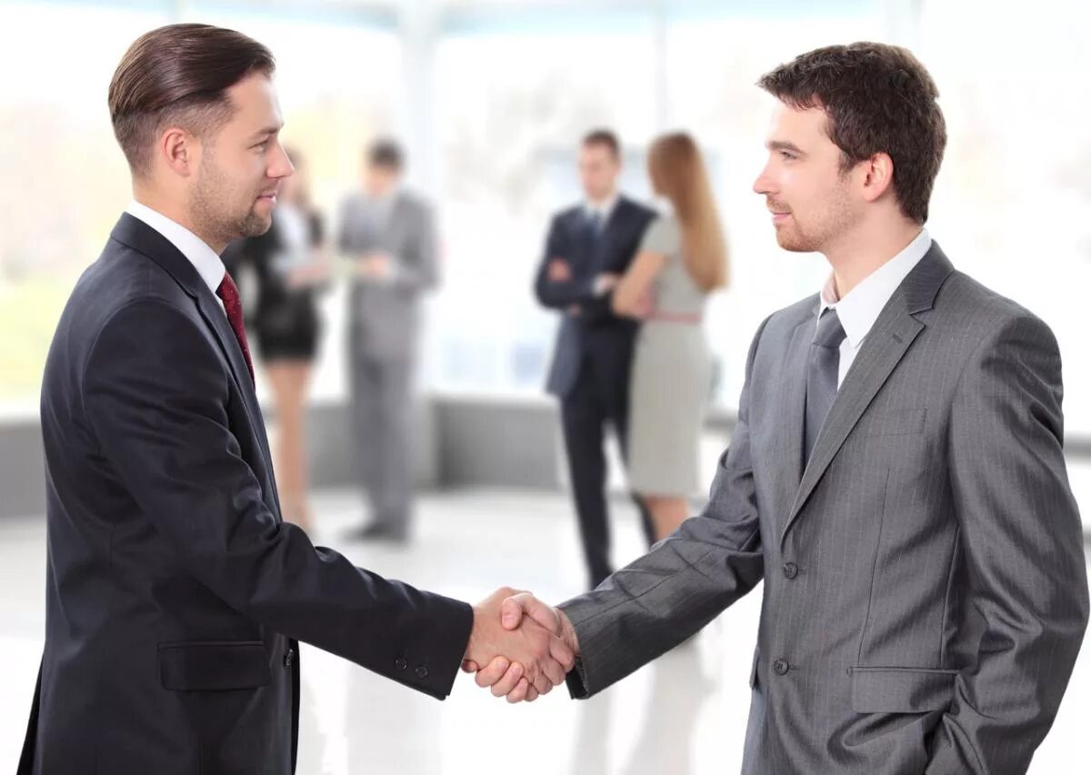 Client handshake. Люди жмут руки. Мужчины пожимают руки. Люди здороваются. Рукопожатие бизнесменов.