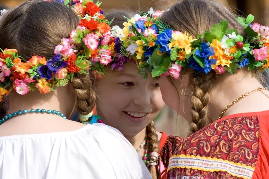 Веночек цветочек. Вейся венок. Венок из цветов. Василек венок. Украинский веночек.