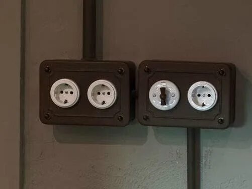 Werkel gallant w5073101. Розетка накладная серебристая. Schneider electric накладные розетки. Накладные розетки дизайн. Розетка с заземлением werkel gallant w5071035.