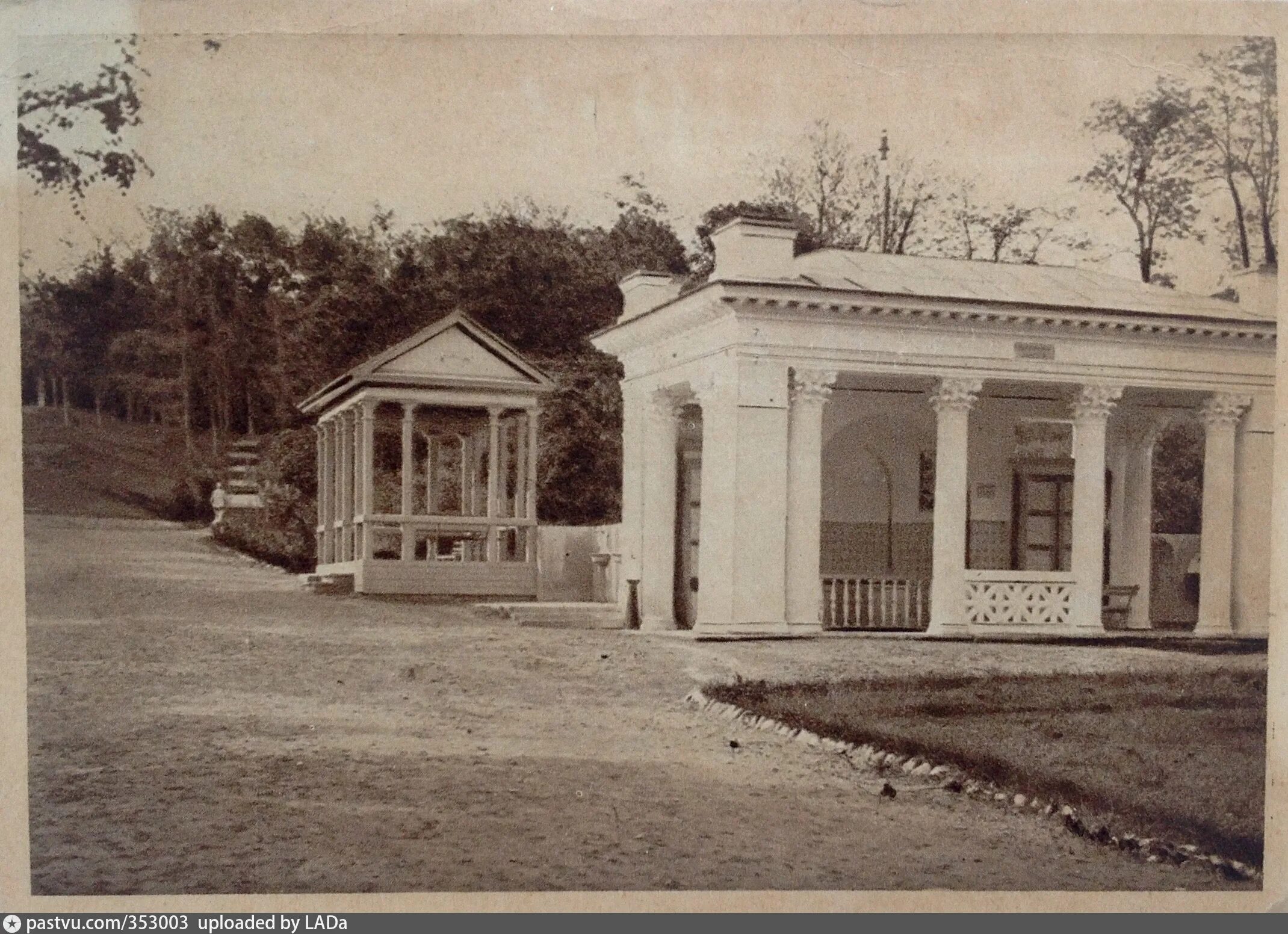 Курортный парк Ессентуки 19 век. Парк Ессентуки 1900 года. Бювет 3 Ессентуки. Ессентуки 1825 г. Бювет 17