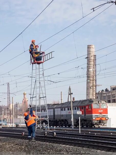Электромонтёр ржд сцб. Электромонтер ржд зарплата. Электроснабжение на железнодорожном транспорте. Электромонтер контактной сети ржд. Электромонтёр ржд сцб.