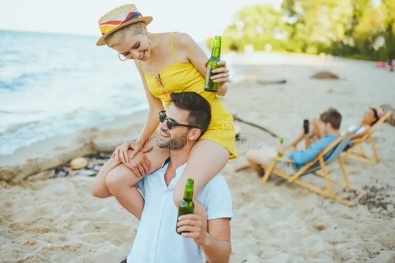 Ноги на пляже. Бабы мужики отдыхает. Мужики отдыхают на даче. Алкоголь на пляже. Бабы мужики отдыхает.