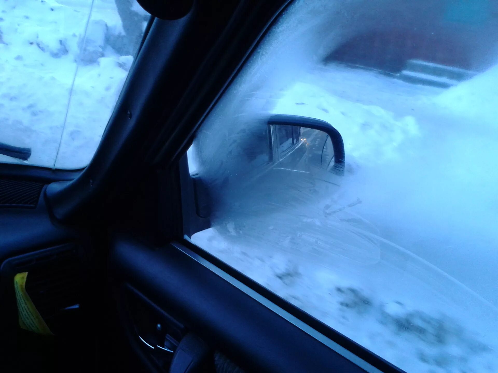 Замерзшие стекла автомобиля. Слоится лобовое стекло изнутри. Стекло автомобиля. Запотевшие окна в машине. Лобовое стекло внутри машины.