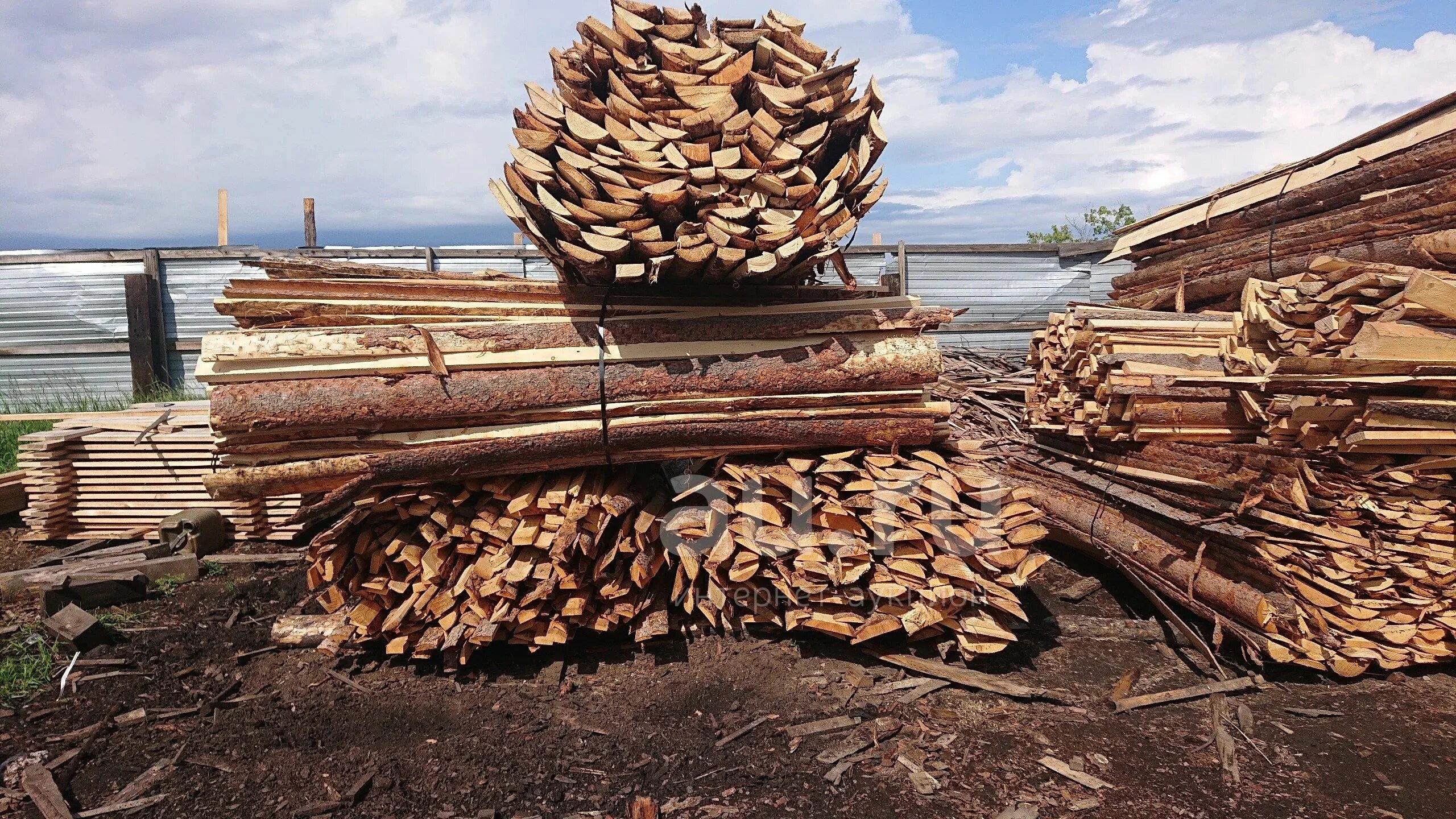 Горбыль (пиломатериал). Горбыль (пиломатериал). Горбыль лиственницы. Горбыль неокоренный. Горбыль из бревна 6 букв.