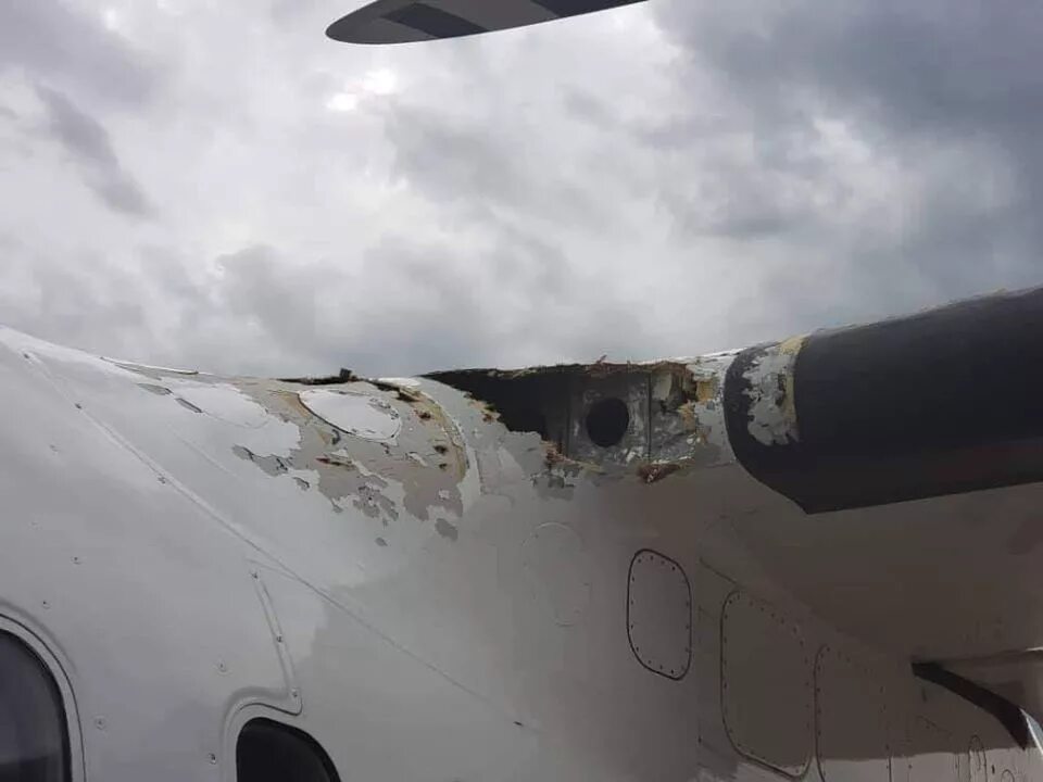 Попадание молнии в самолет. Поврежденное крыло самолета. Смалета ударила молния.