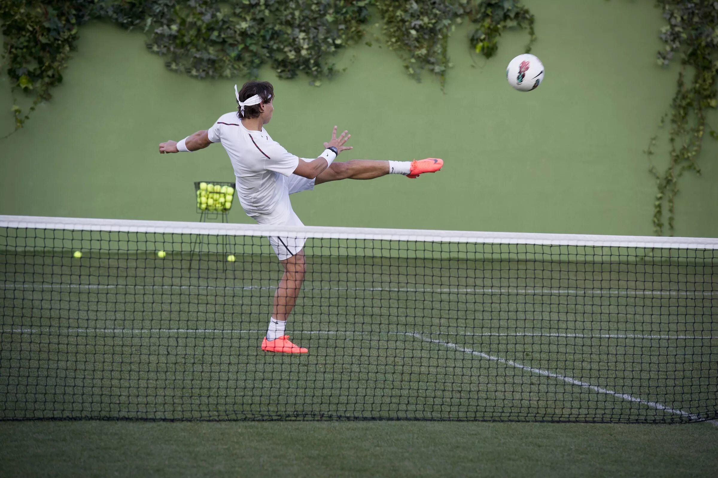 Криштиану Роналду теннис. Надаль и Криштиану Роналду. Rafael Nadal Ronaldo. Теннис футбольным мячом.