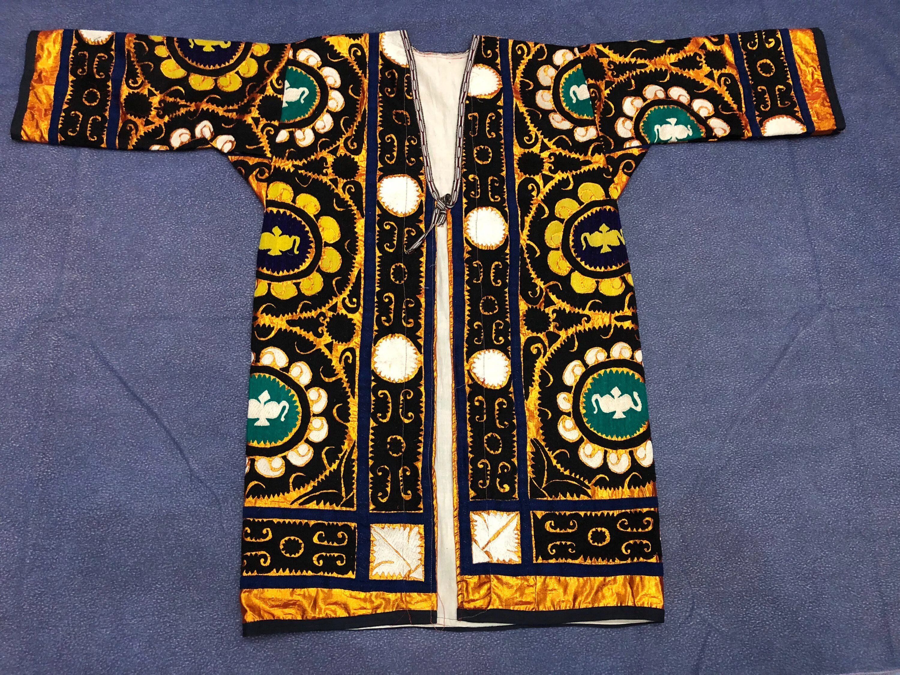 Чапан узбекский купить. Бухарский чапан. Национальная одежда Узбекистана чапан. Таджикский Национальная одежда чапан. Кафтан чапан.
