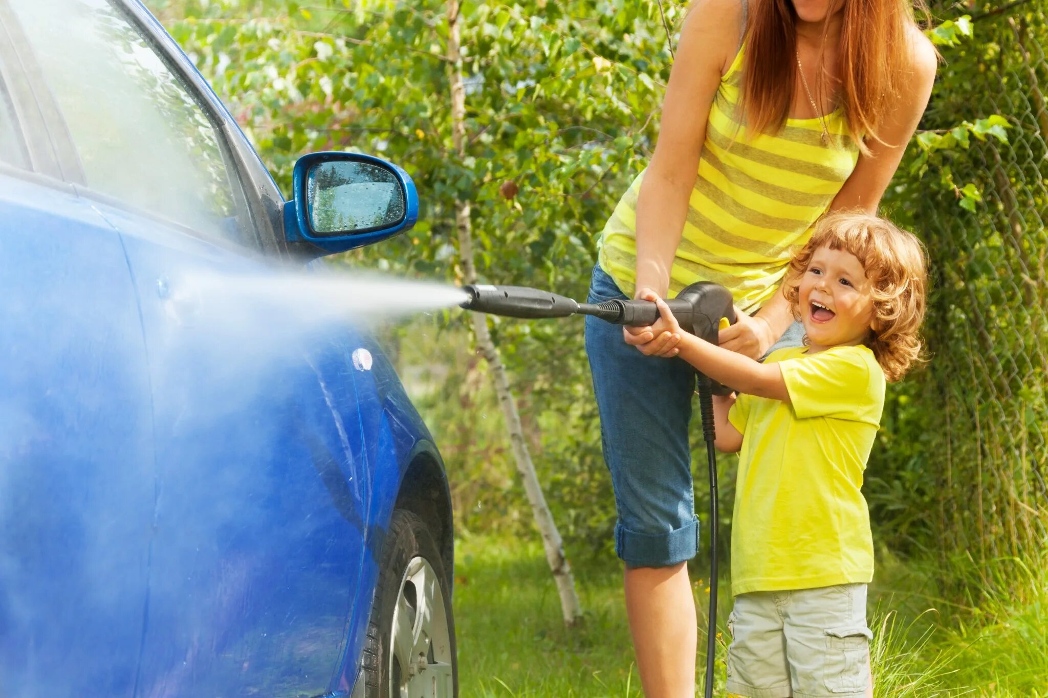 Можно мыть машину на своем участке. Автомойка для дачи для ребенка. Мойка машин детьми. Мойка авто на дачном участке. Дети моют машину.