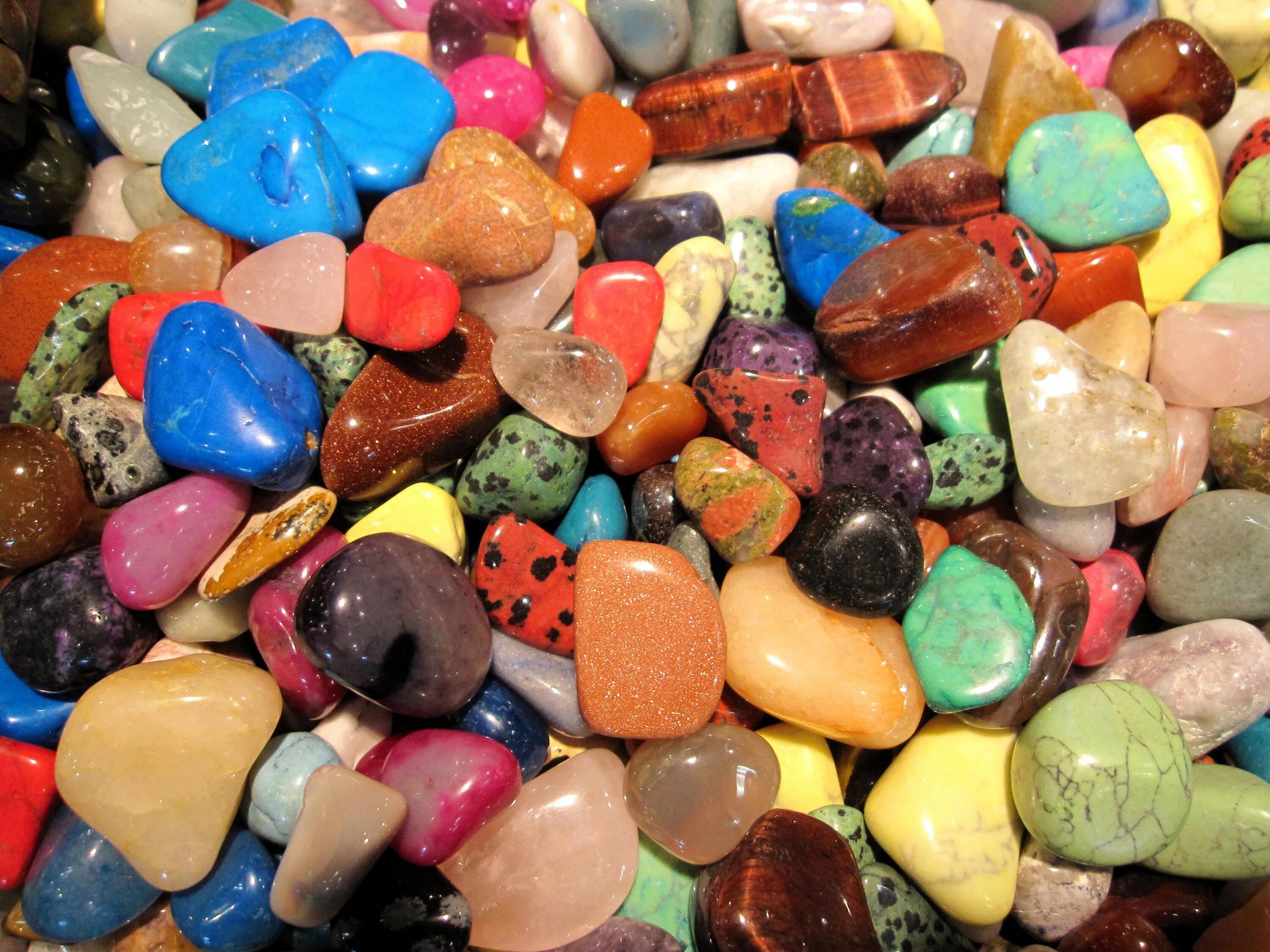 Разнообразие камней. Разноцветные камни. Цветные камешки. Разноцветные камушки. Разноцветная галька.