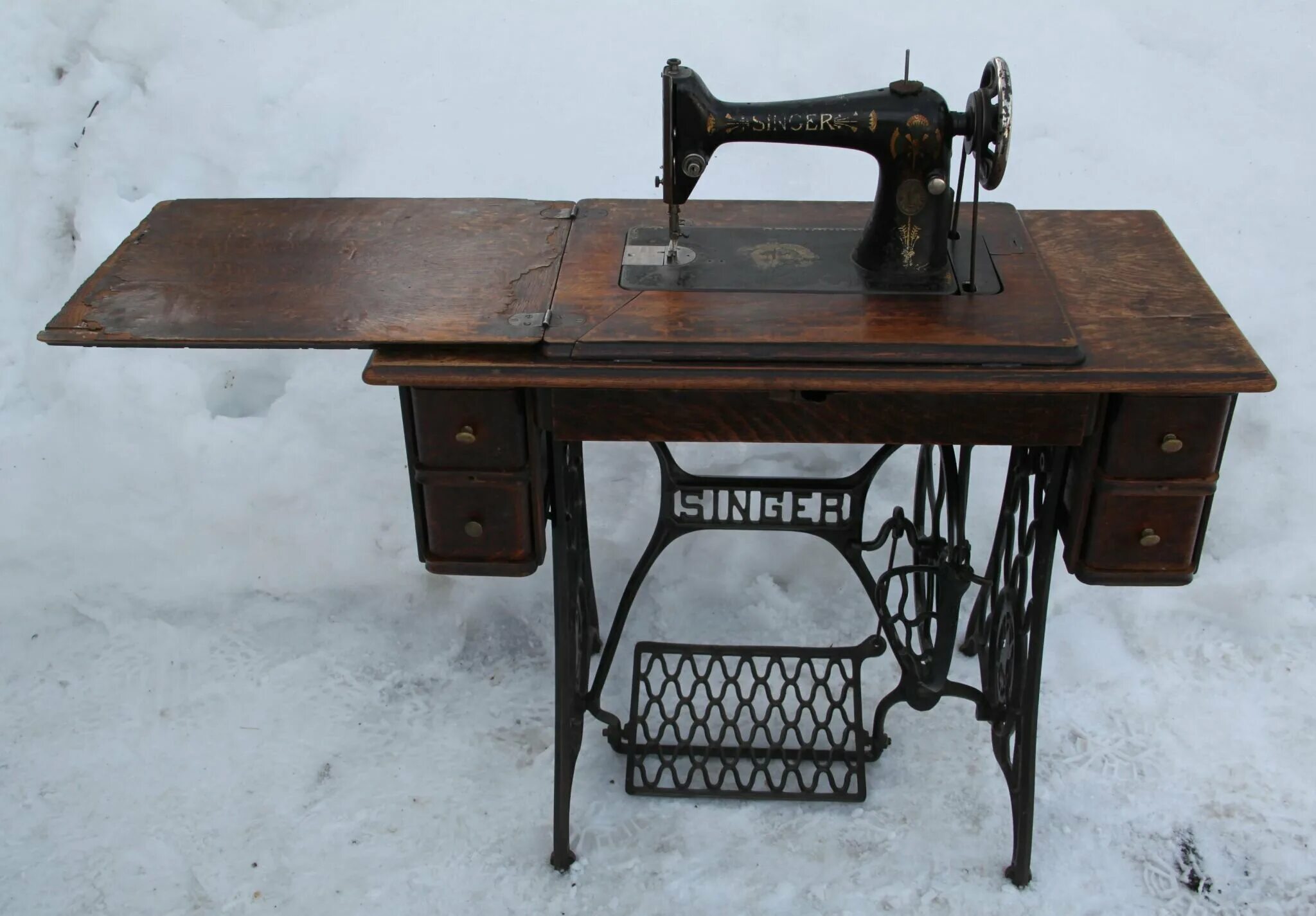 Сколько стоят старинные машинки. Швейная машинка (Zinger super 2001). Швейная машинка Зингер 1851. Зингер ножная швейная машинка 50x. Зингер швейная машинка 1902н.