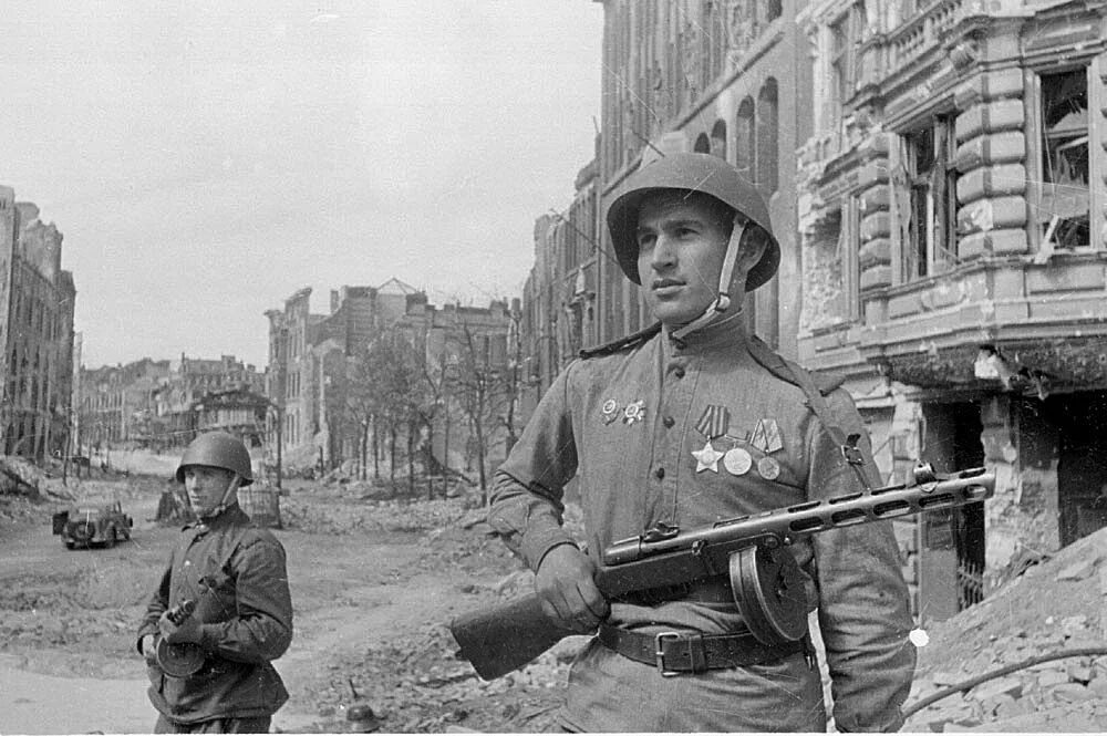 Фотографии времен великой отечественной войны. Освобождение Берлина 1945. Русские солдаты в Берлине 1945. Советские солдаты в Берлине 1945. Советские автоматчики Берлин 1945.