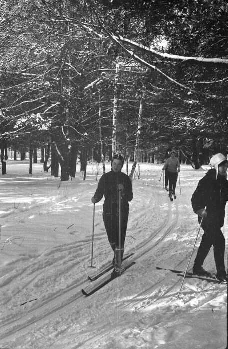 Лыжная прогулка СССР. На лыжной прогулке в доме отдыха под Москвой 1938 г. Лыжная прогулка фото 1938 год. Февраль 1970 год