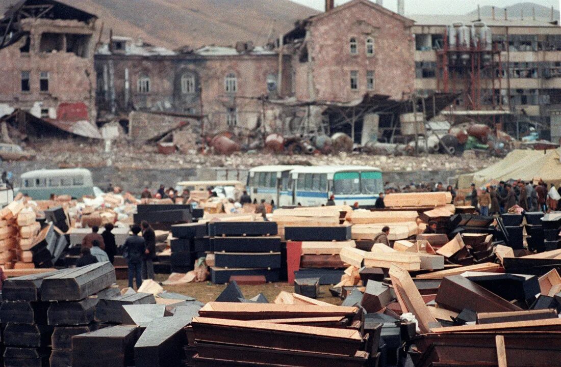 В каком году было сильное землетрясение. Армения Спитак землетрясение 1988 город. Спитак и Ленинакан землетрясение. Землетрясение 7 декабря 1988 Армения Ленинакан. Землетрясение в Армении Спитак.