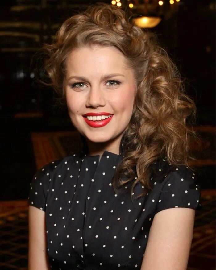 Актрисой дарьей мельниковой. Мельникова дарья актриса. Дарья мельникова фото. Женя васнецова 2020. Дарья мельникова фото.