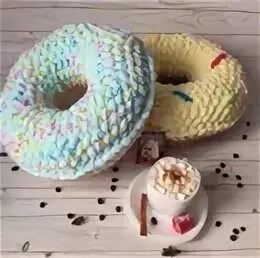 Пончик крючком из плюшевой. Плюшевый пончик крючком. Пончик крючком из плюшевой. Подушка пончик из пряжи ализе пуффи. Пончик крючком из плюшевой.