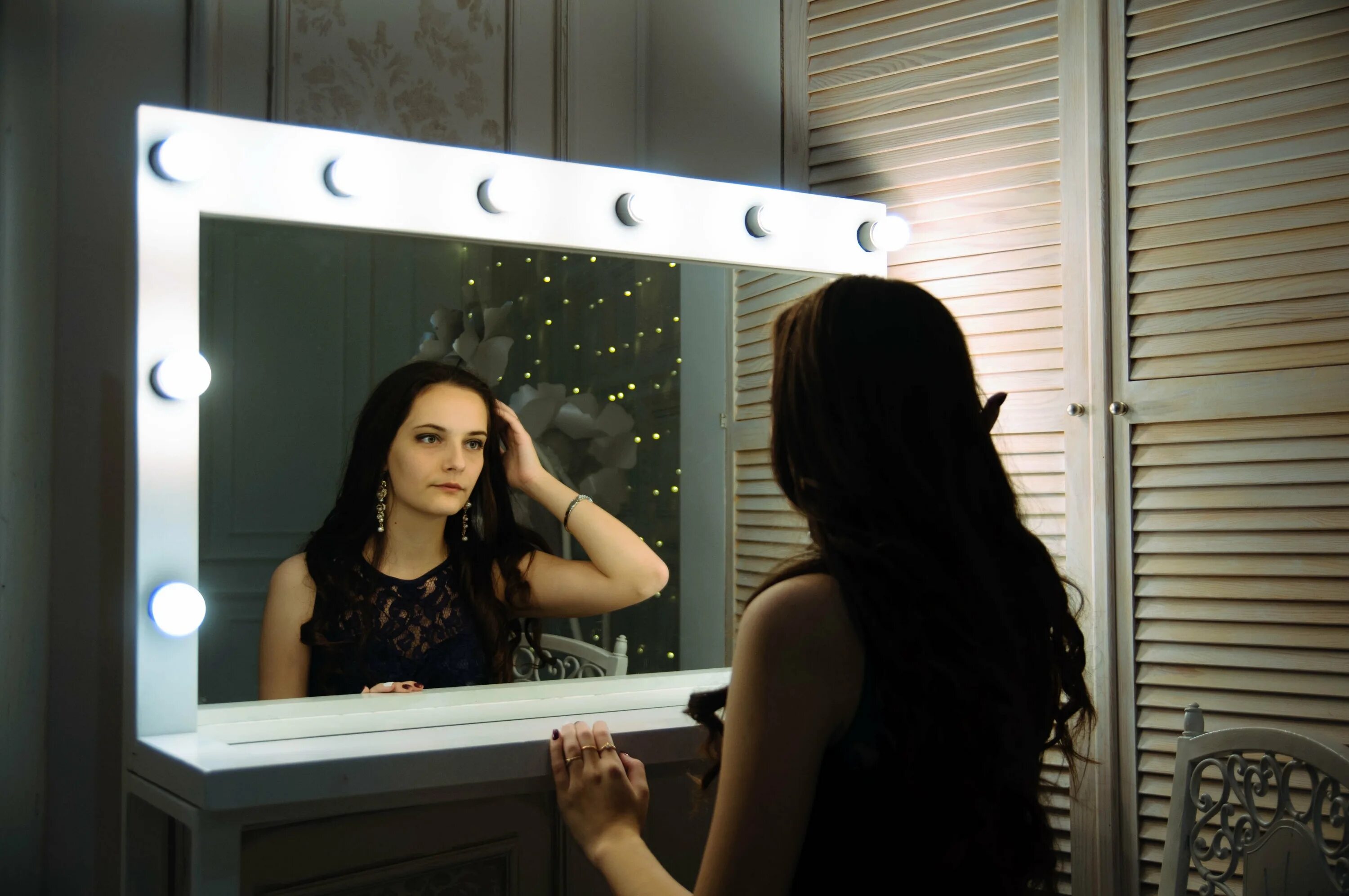 Отражение в зеркале. Зеркало с подсветкой. Девушка в зеркале. Отражение девушки в зеркале.