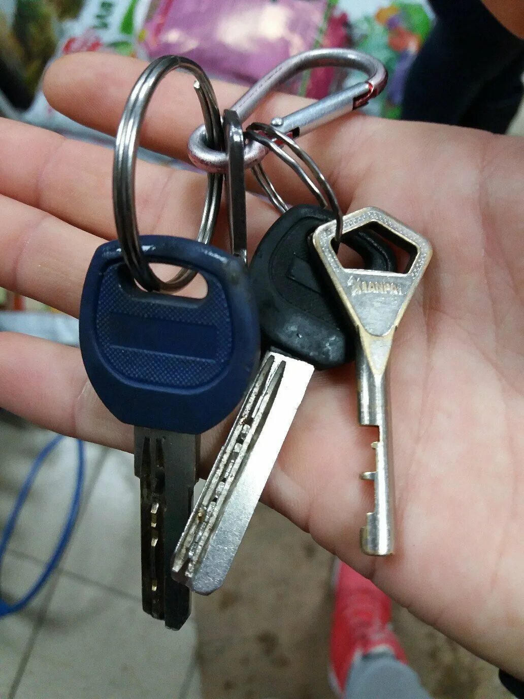 Ключи бывший муж. Ключи от автомобиля. Ключи от квартиры. Ключи от квартиры с брелком. Домик с ключами.
