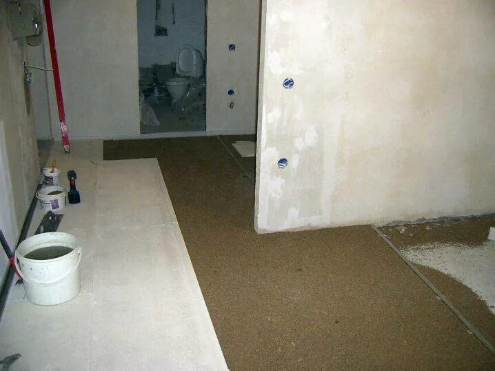 Черновая отделка со стяжкой пола. Стяжка пола в новостройке. Стяжка пола в новостройке. Черновая стяжка пола в новостройке. Стяжка пола.
