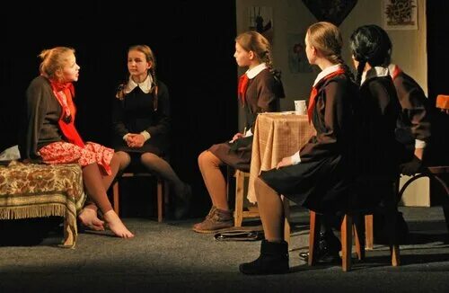 Театр кукол пермь спектакли. Дети на сцене театра. Театр для девочки был. Театральный кружок для детей. Дети на сцене театра.