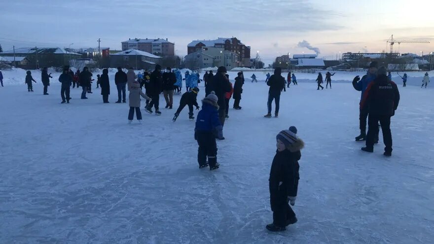 Ледовый дворец салехард каток. Полярис салехард игровая зона. Лебяжье озеро салехард каток. Каток салехард. Ледовый дворец салехард.