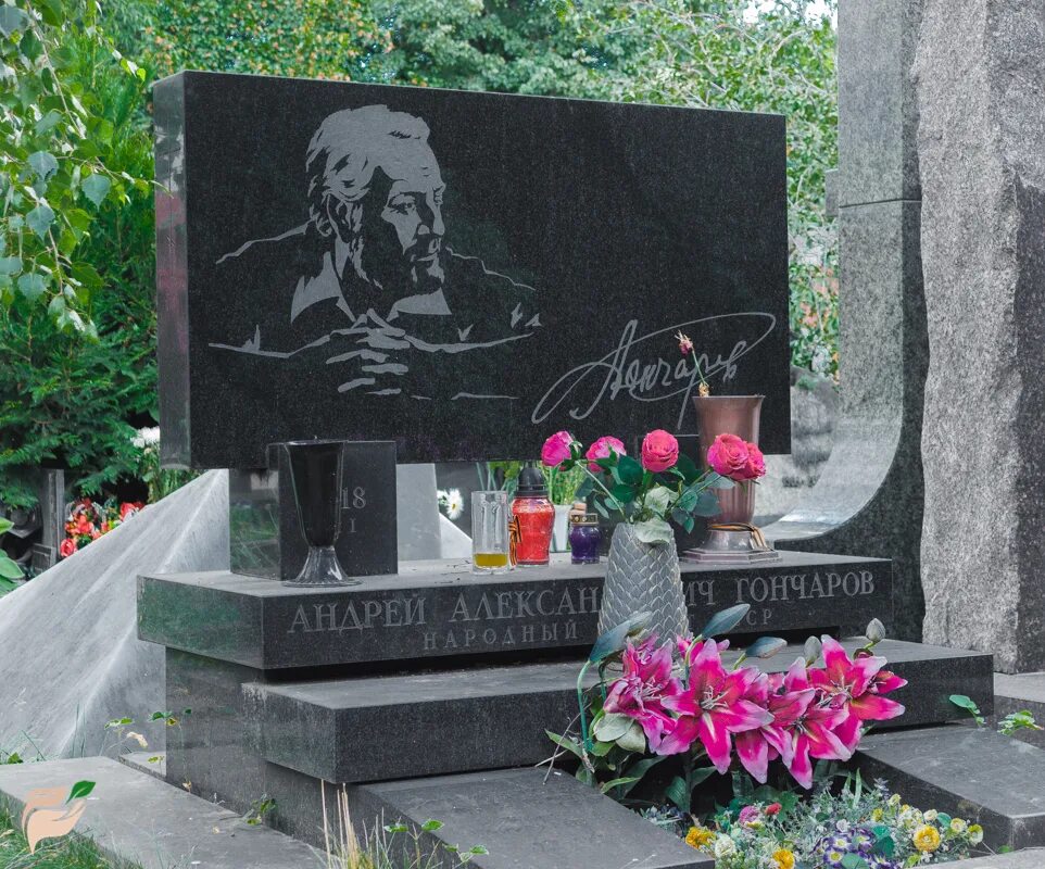 Кладбище артисты. Памятники знаменитостей на кладбищах троекуровском кладбище. Могилы знаменитых людей на новодевичьем кладбище. Пуговкин памятник на ваганьковском. Новодевичий некрополь могилы знаменитостей.