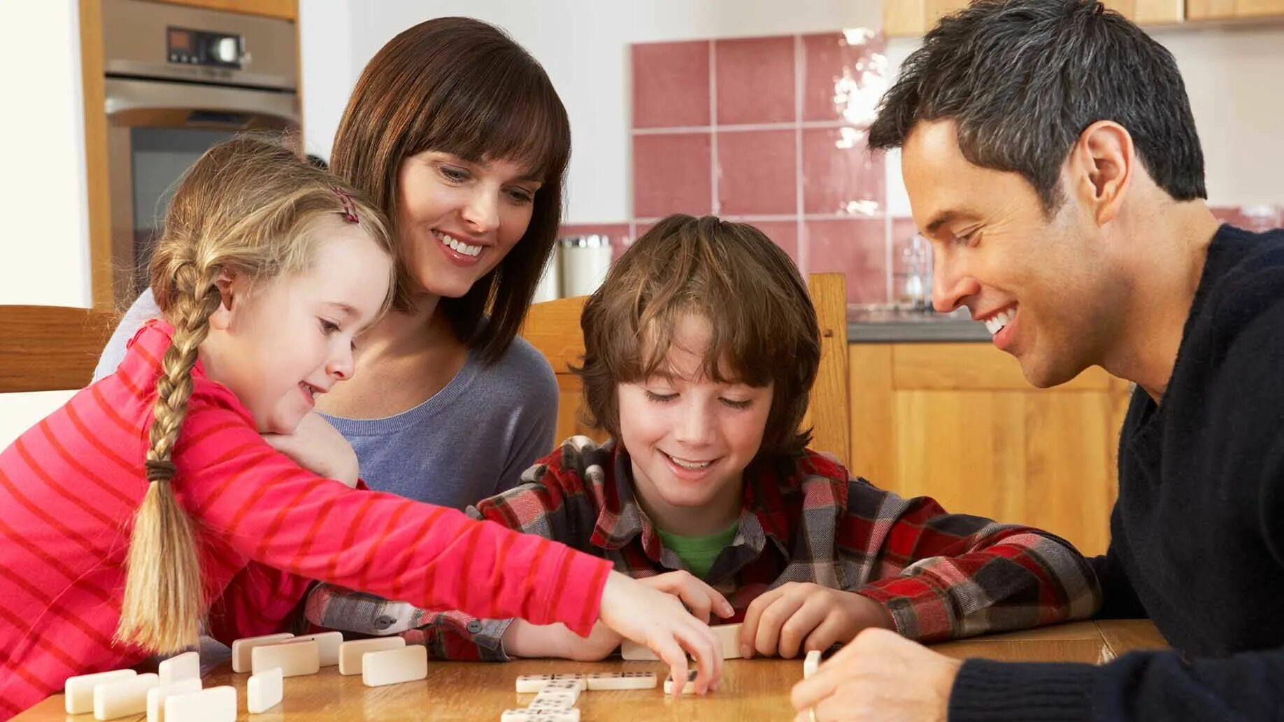 Family games игры. Родители и дети. Совместные игры с детьми. Общение в кругу семьи. Ребенок в семье.