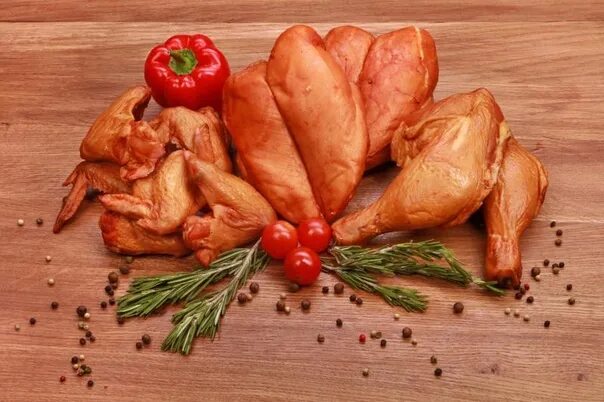 Грудка горячего копчения. Кура копченая. копченая грудка. копченое мясо курицы. копчёная куриная грудка.