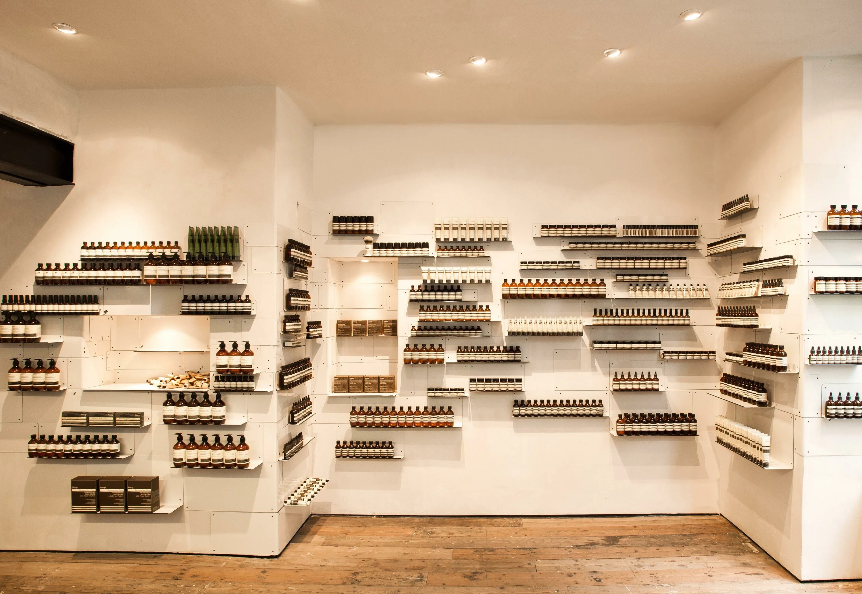 Material unit. Стена полки выставка. Display Wall. Aesop магазины. Soho магазин обуви.