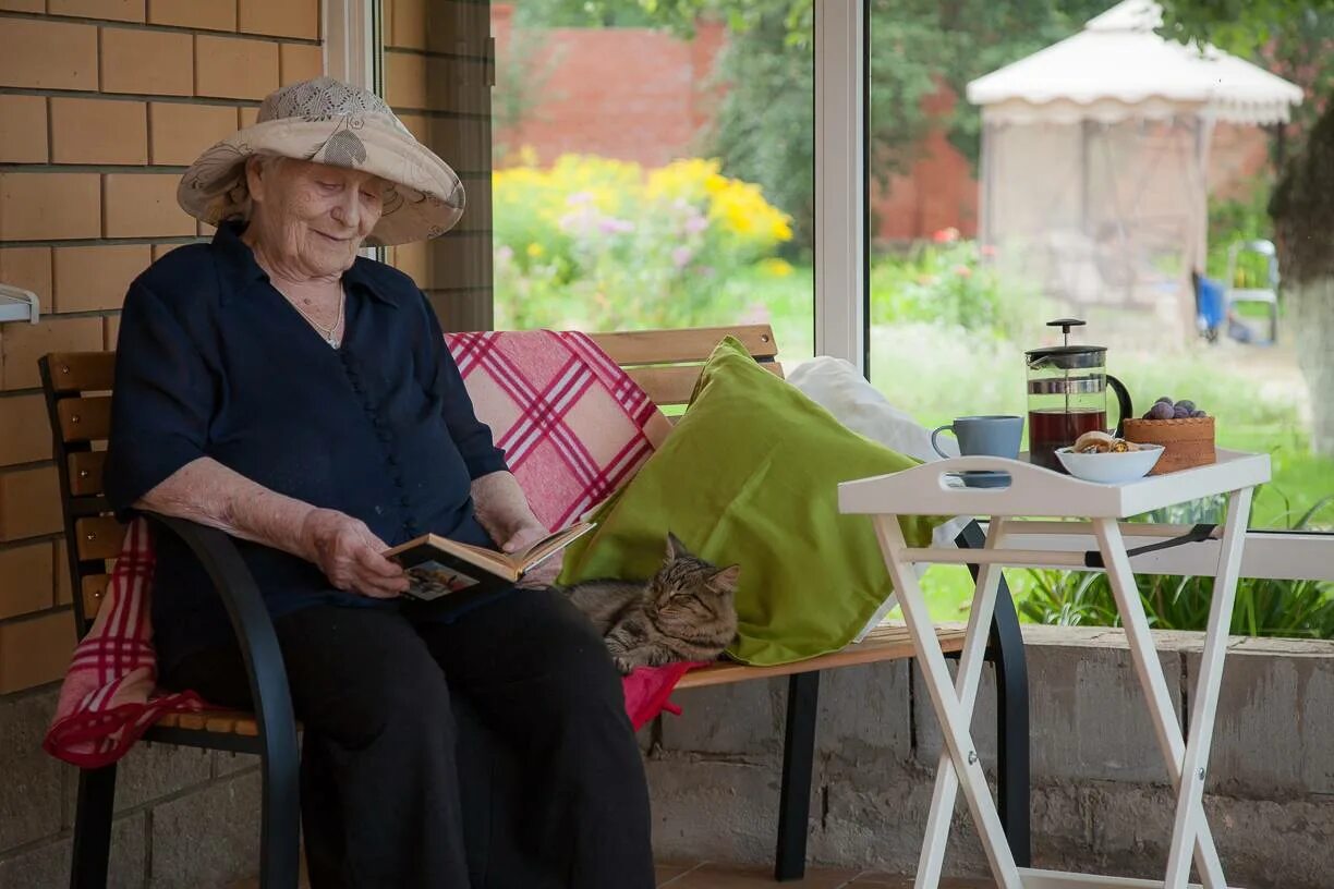 Дом престарелых. Найти работу в симферополе вахтером сторожем. Престарелых. Крым. Ходунки при переломе шейки бедра у пожилых.