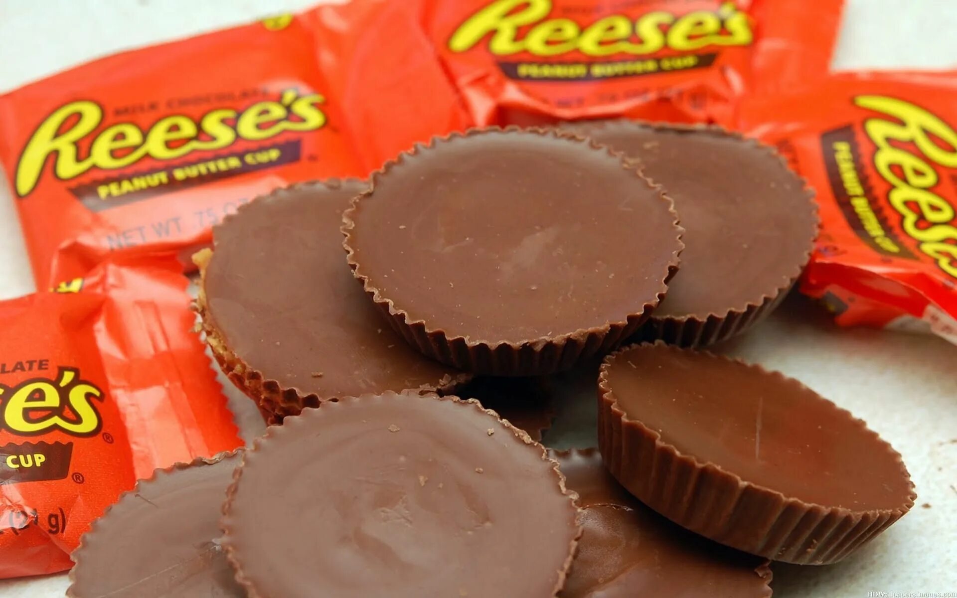 Chocolate cups. Reese's Peanut Butter Cups. Конфеты Reese's Peanut Butter Cups. Шоколад с арахисовой пастой Reeses. Шоколад Reese's 3 Peanut Butter Cups Trio.