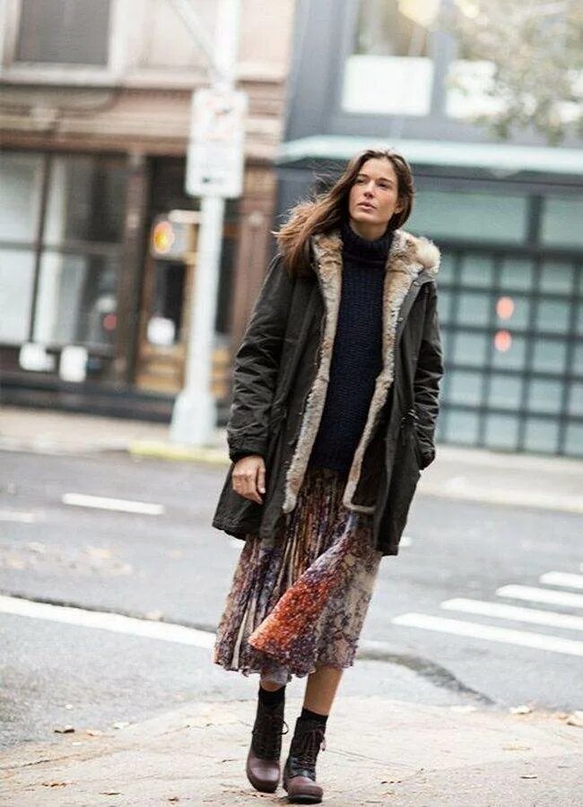 Парка с юбкой. Сочетание парки и юбки. Юбка с паркой. Парка с сапогами. Платье с паркой.