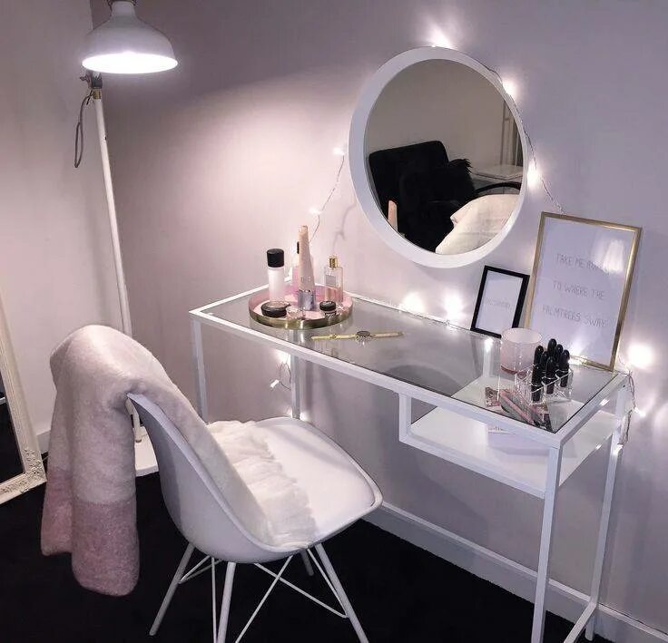 Столик в спальню с зеркалом и подсветкой. Столик для макияжа с зеркалом. Туалетный столик в интерьере. Модный туалетный столик. Туалетный столик дизайнерский.