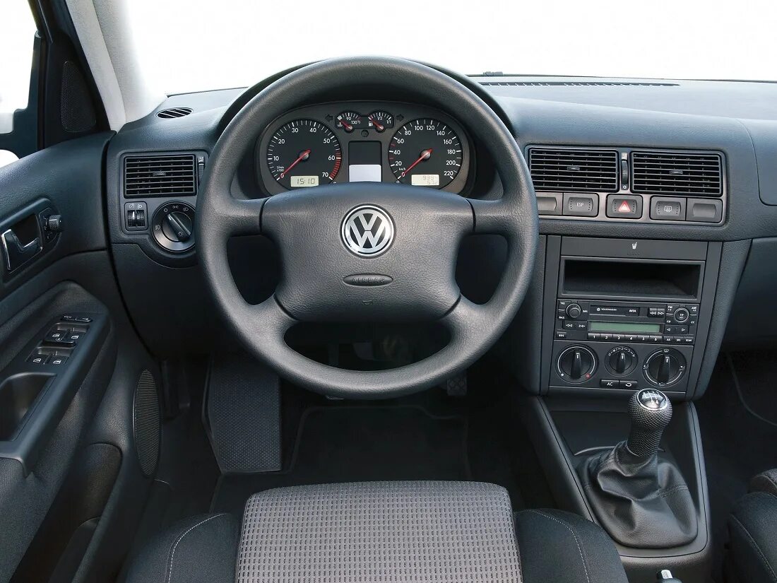 Торпеда пассат б5. Volkswagen Golf 4 салон. Фольксваген гольф 4 сало. Volkswagen Golf 4 Interior. Volkswagen Golf mk4 салон.