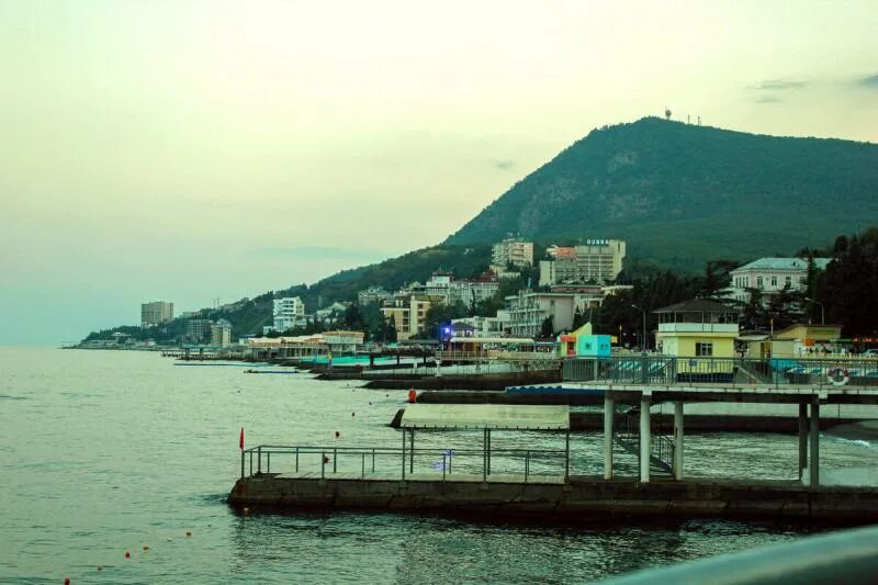 Алушта Профессорский уголок набережная. Профессорский пляж Алушта. Профессорский городок Алушта. Пляж Профессорский уголок Алушта.