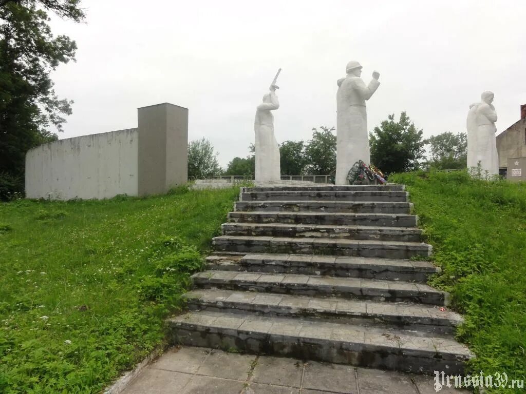 Корнево калининградская. Братская могила п.Корнево. Корнево мемориальный комплекс. Корнево Братская могила. Посёлок Корнево Калининградская.