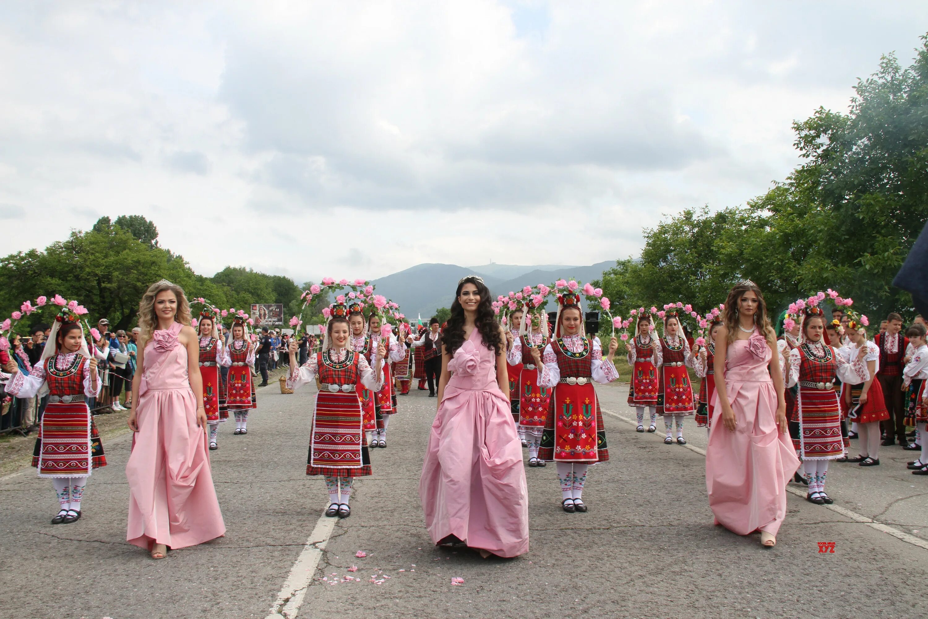 Праздники в болгарии в марте. Казанлык Болгария. Казанлык Болгария фестиваль роз. Долина роз Болгария фестиваль. Национальные цвета Болгарии.