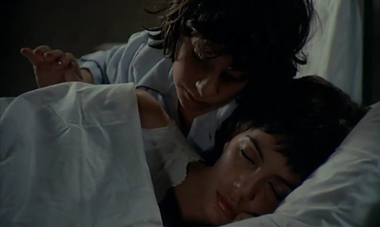 Сын ласкает спящую. ОС preparez mouchoirs (1978) Кароль ЛОР.