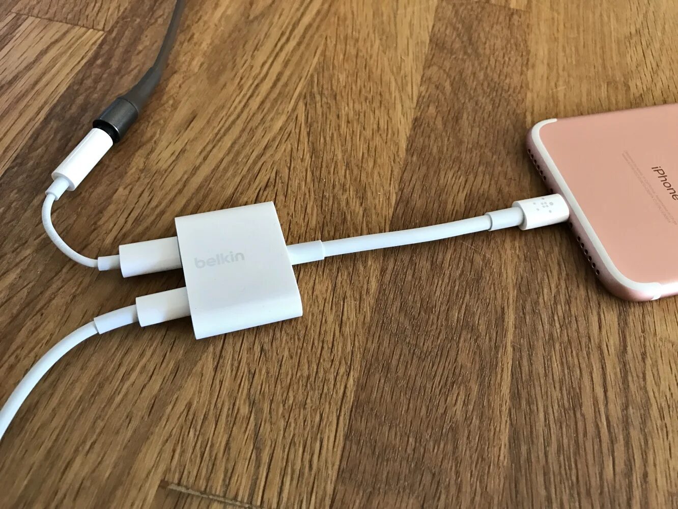 Айфон включились наушники. Belkin Lightning наушники. Зарядка для айфона. Адаптер Apple Lightning Jack 3.5 мм. Зарядка для айфона Лайтнинг.