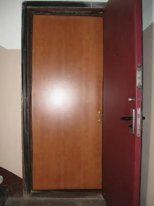 Вторая входная дверь в квартиру. Вторая входная дверь. Двойная входная дверь в квартиру. Вторая входная дверь в квартиру внутренняя. Входные двери установленные.