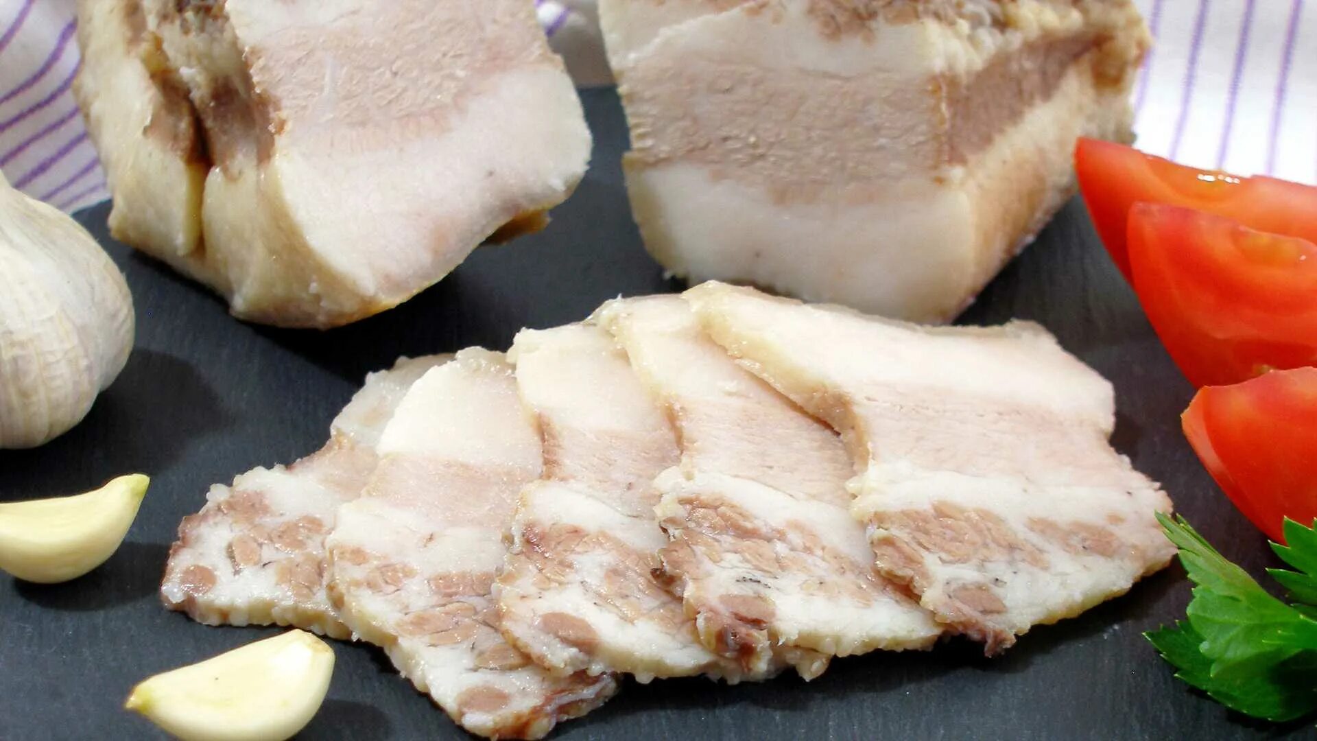 Сало в шелухе. Сварить сало рецепт. Вареное саго. Саломвтлуеовой шелухе. Варёное сало в луковой шелухе.