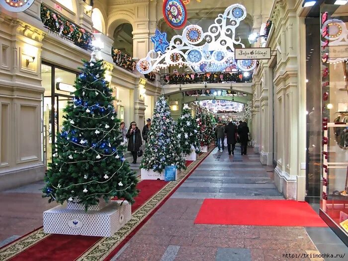 Магазины новогодних елок. Новогоднее украшение торгового центра. Новогодняя елка в торговом центре. Новогодняя елка в ТЦ. Новогодняя Москва ГУМ ЦУМ.