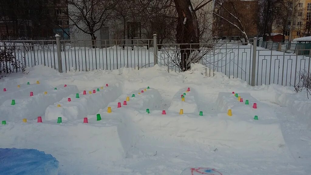 Снежки в сад. Лабиринт из снега в детском саду. Снежный городок в детском саду. Лабиринт из снега в детском саду на участке. Крепость из снега в детском саду.