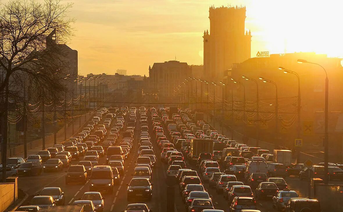 Надолго в городе. Утренняя дорога в городе. Утренние пробки. Утро в городе. Пробки в Москве.