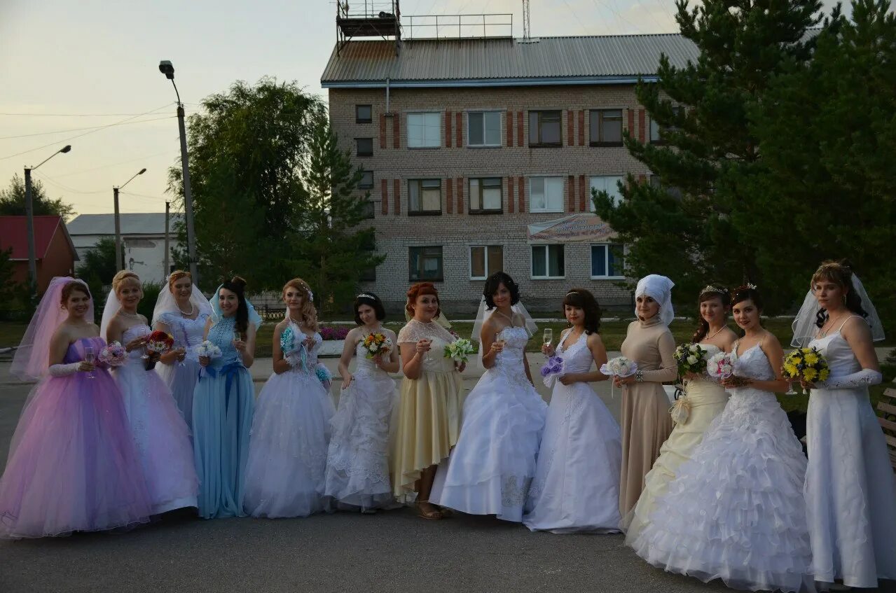 Сайт варны челябинской области. Солнечный парад невест Майма. Конкурс невест. Солнечный Варна Челябинская область. Роща невест Курск.