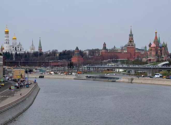 Видео закрытая москва. Красная площадь москва сейчас. Пустая москва. Кремлевская набережная. Красная площадь в питере.