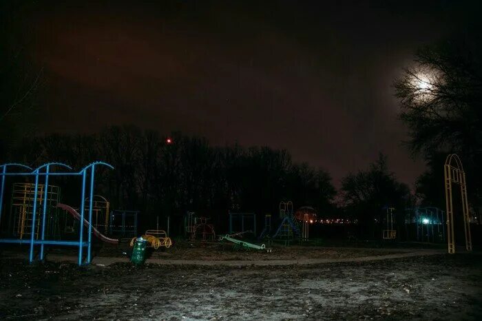 Детская площадка ночью. Темная детская площадка. Темная детская площадка. Освещение на летской площадка. Качели во дворе.