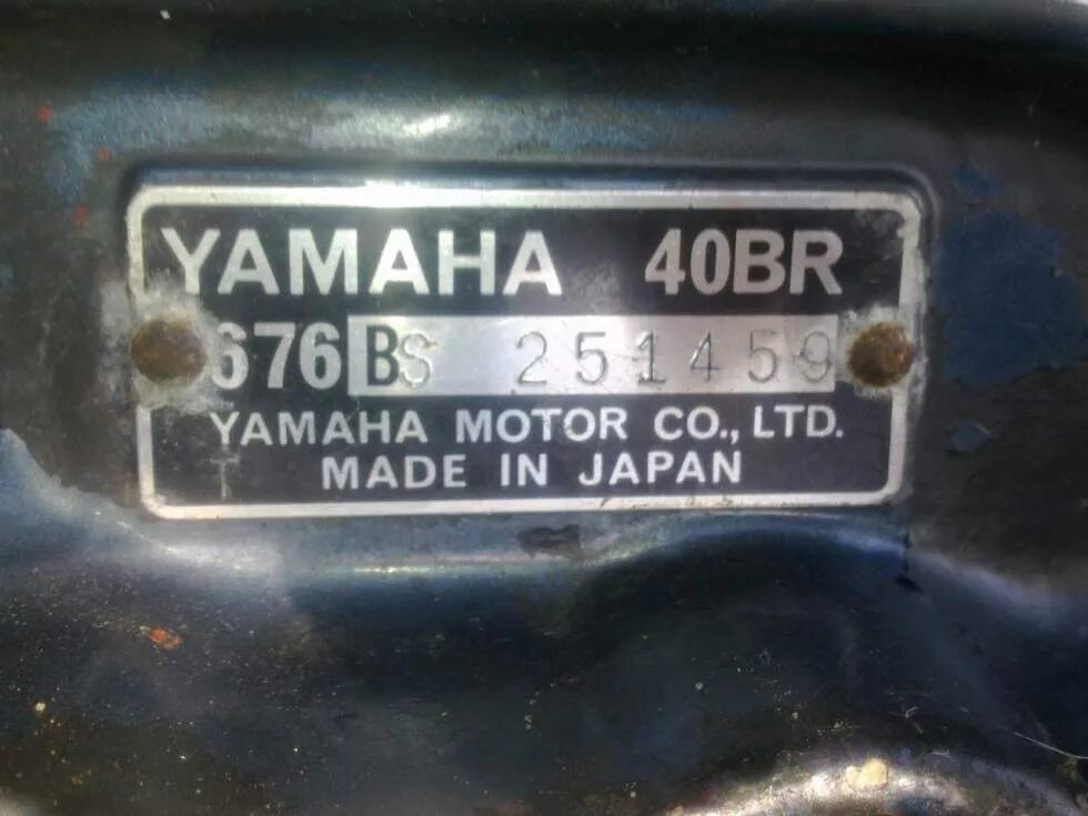 Как определить год двигателя. Мотор Yamaha 96 год выпуска. Шильдик на Лодочный мотор Ямаха 40. Ямаха 100 шильда двигателя. Номерной знак лодочного мотора Yamaha 60.
