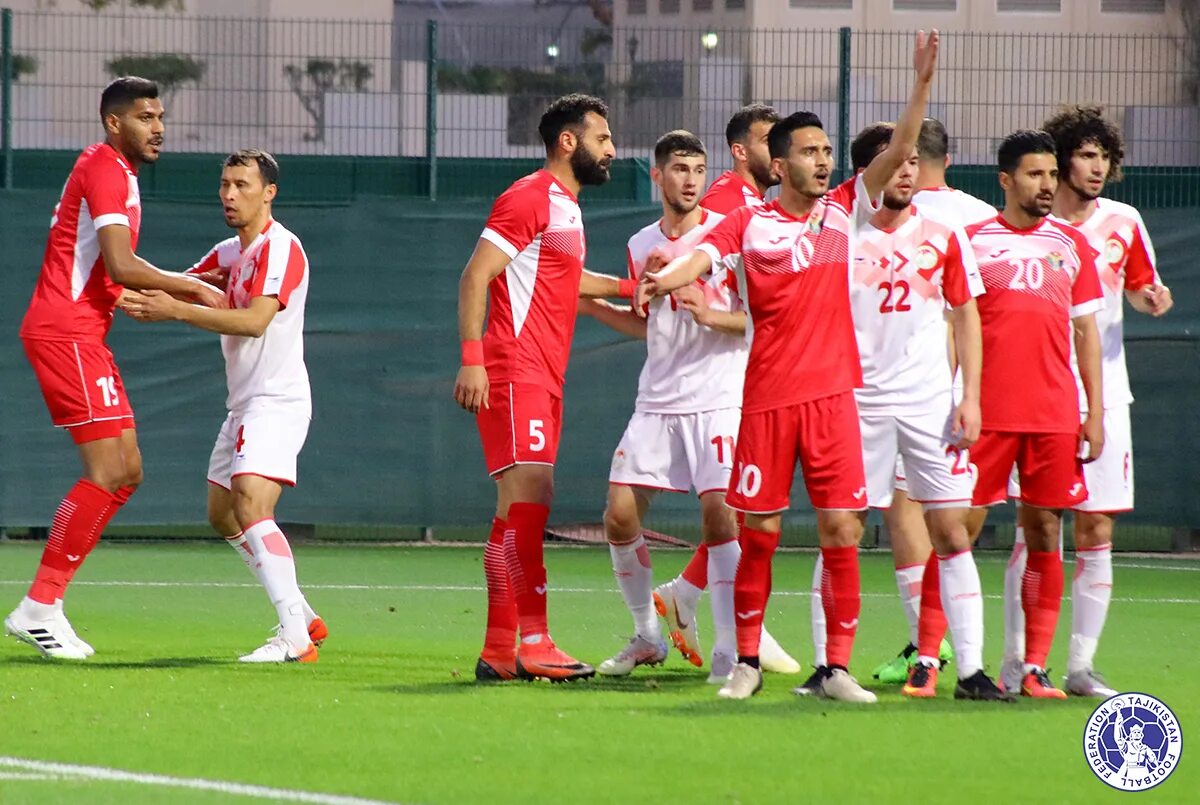 Товарищеский матч таджикистан россия по футболу. Лиам ффт. Иордания футбол. Футбол азия таджикистан иордания. Форма сборной футбол иордания.