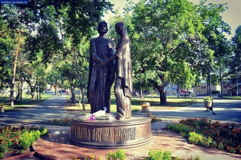 Памятник Петру и Февронии в Омске. Памятник святым Петру и Февронии Омск. О скульптуре Петра и Февронии в Омске. Памятники любви верности в омске